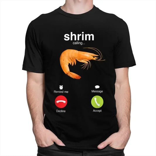 Camiseta "Shrimp Is Calling" (O Camarão Está Chamando) Masculina Manga Curta. Camiseta Engraçada de Meme de Camarão, Estilo Streetwear, Blusa para Marido/Namorado, Corte Slim Fit (Ajustado).